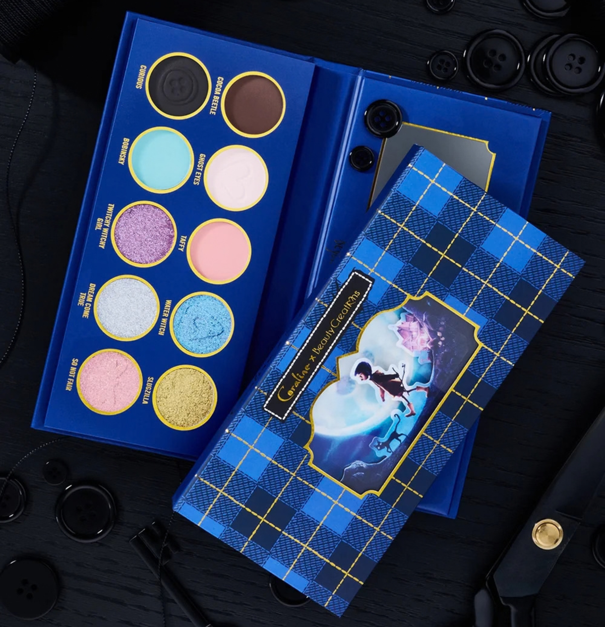 CORALINE X BEAUTY CREATIONS - PALETA DE SOMBRAS - BEYOND THE DOOR